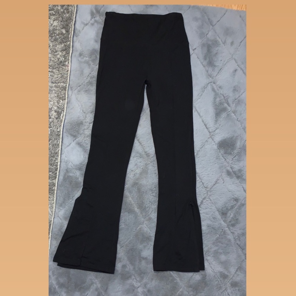 Flared leggings with slit